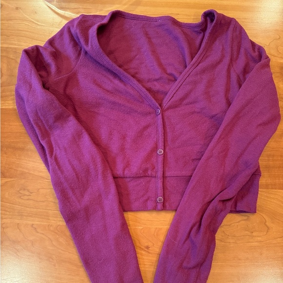 ALO YOGA LONG SLEEVE BUTTON CROP TOP. ACTIVEWEAR for WOMEN. Deep Raspberry. M. - Picture 1 of 2